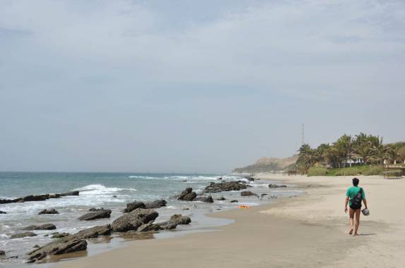 Caminhando na praia em Mancora, no litoral norte do Peru